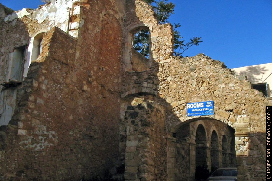Accès en ruine à l'Hôtel Monastiri à la Canée. Photo © André M. Winter