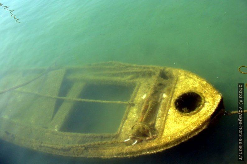 Petit bateau coulé dans le port. Photo © André M. Winter