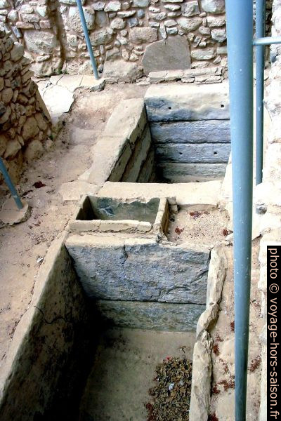 Trous inexpliqués à Cnossos. Photo © André M. Winter
