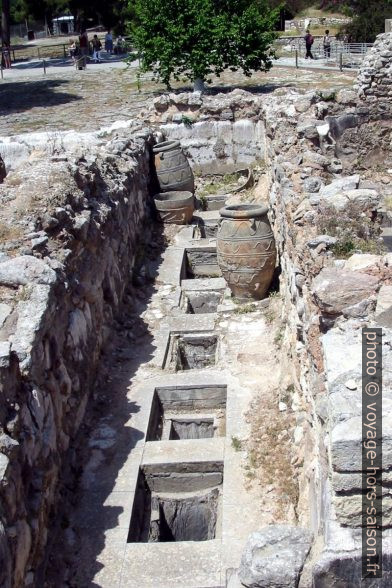 Trous et pithos à Cnossos. Photo © André M. Winter