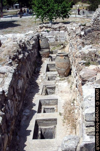 Trous et pithos à Cnossos. Photo © André M. Winter