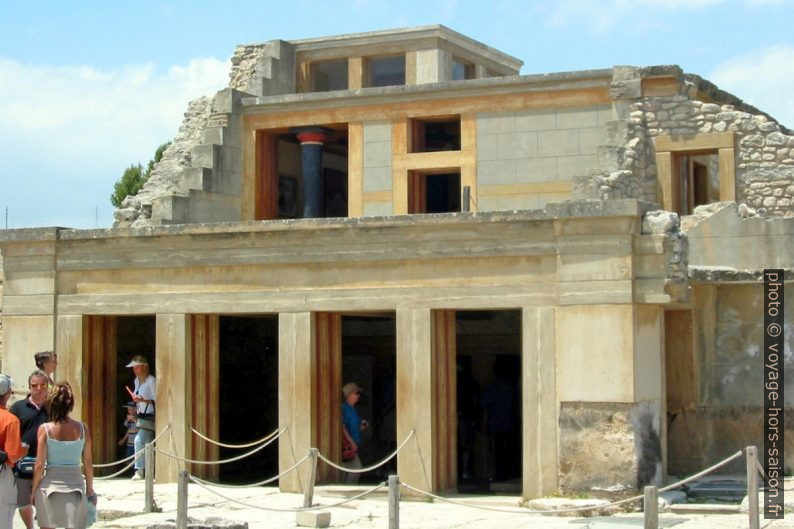 Salle du trône sur le Piano Nobile de Cnossos. Photo © André M. Winter