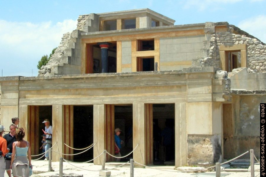 Salle du trône sur le Piano Nobile de Cnossos. Photo © André M. Winter