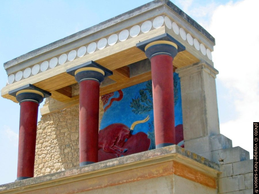 Fresque avec un taureau au portail nord de Cnossos. Photo © André M. Winter