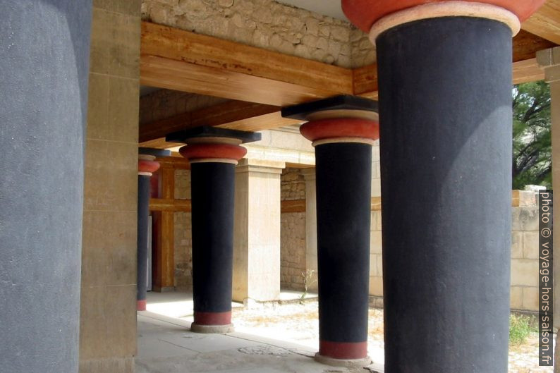 Colonnes noires de Cnossos. Photo © André M. Winter