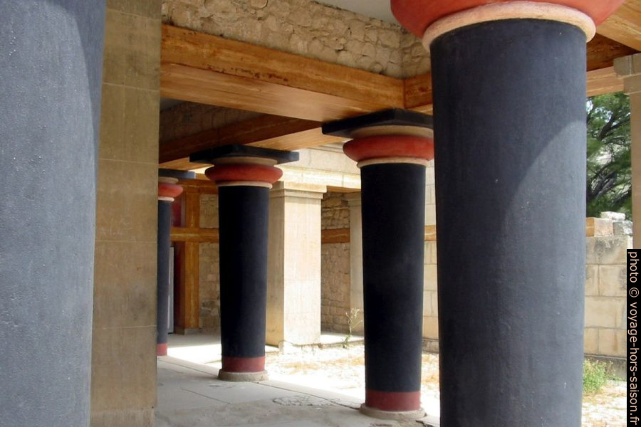 Colonnes noires de Cnossos. Photo © André M. Winter