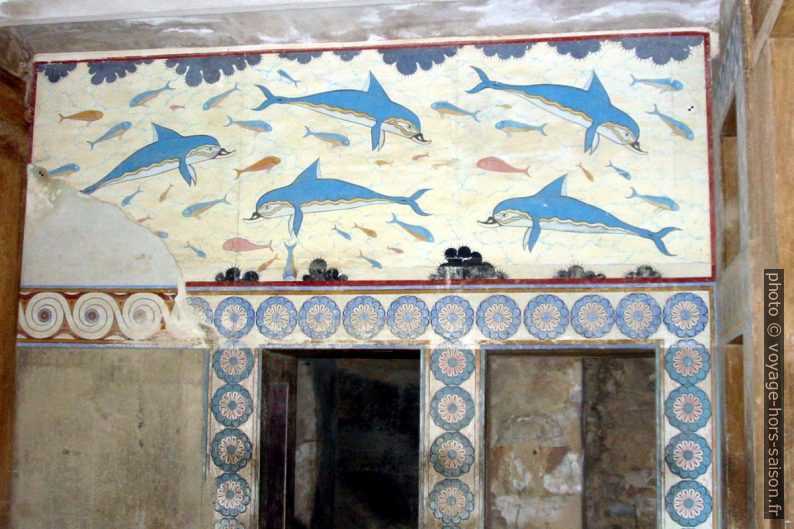 Fresque des dauphins dans le mégaron de la reine. Photo © André M. Winter