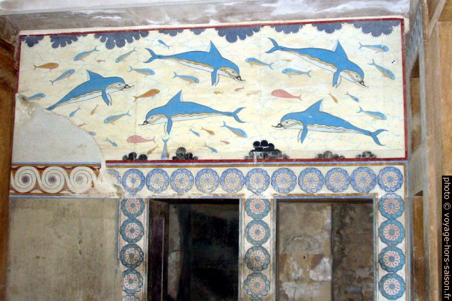 Fresque des dauphins dans le mégaron de la reine. Photo © André M. Winter