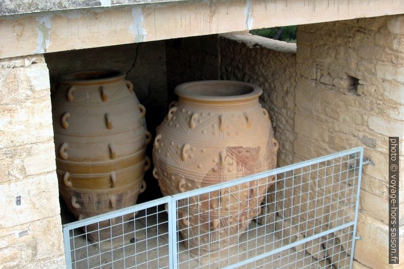 Grands pithos pour stocker des denrées agricoles. Photo © André M. Winter