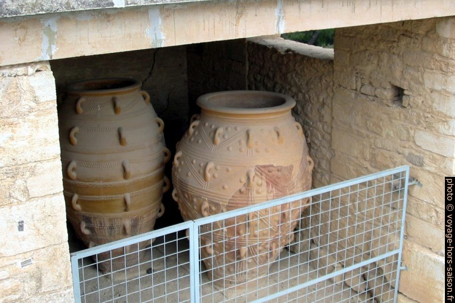 Grands pithos pour stocker des denrées agricoles. Photo © André M. Winter