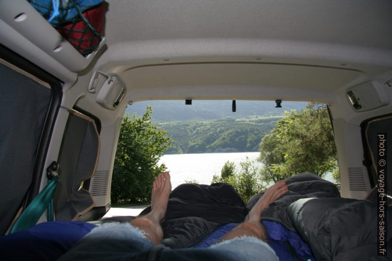 Le lit dans notre Berlingo. Photo © André M. Winter