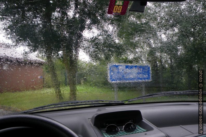 Pluie battante lors d’une pause pour faire le plein de carburant. Photo © André M. Winter