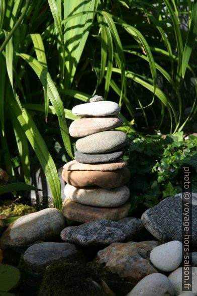 Un cairn de galets comme décor de jardin. Photo © Alex Medwedeff