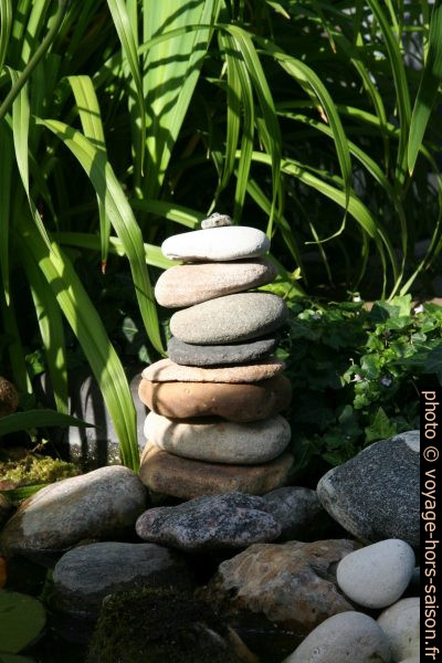 Un cairn de galets comme décor de jardin. Photo © Alex Medwedeff