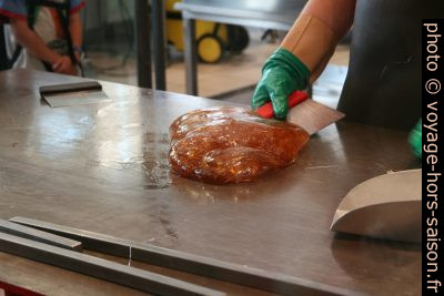 Travail de la masse de caramel. Photo © André M. Winter