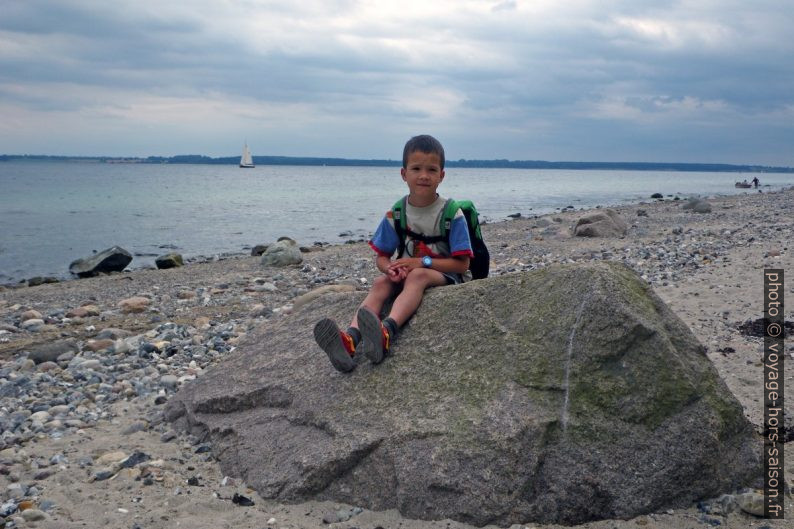 Nicolas sur la plage de Langholz. Photo © Alex Medwedeff