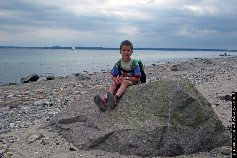 Nicolas sur la plage de Langholz. Photo © Alex Medwedeff