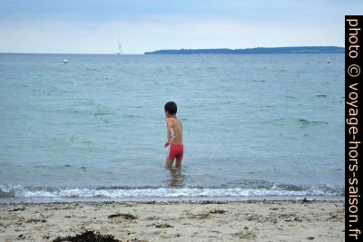 Nicolas va se baigner dans la Mer Baltique. Photo © Alex Medwedeff
