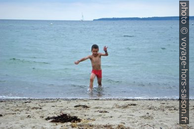 Nicolas trouve la Mer de l'est trop froide. Photo © Alex Medwedeff