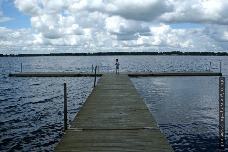 Nicolas sur un quai flottant sur le lac Sunds Sø. Photo © André M. Winter