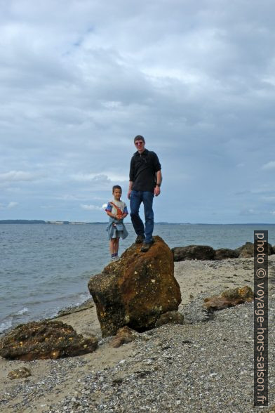 Nicolas et André sur un rocher rouge au bord du Limfjord. Photo © Alex Medwedeff