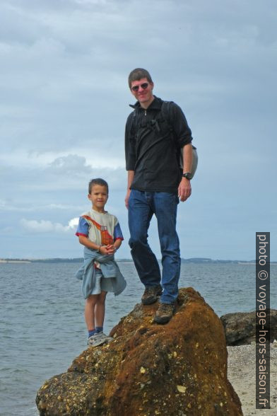 Nicolas et André sur un rocher rouge au bord du Limfjord. Photo © Alex Medwedeff