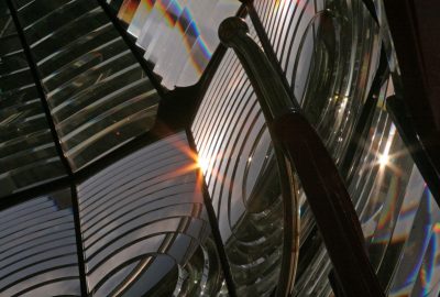 Vue dans la lentille de Fresnel du phare Lodbjerg Fyr. Photo © André M. Winter