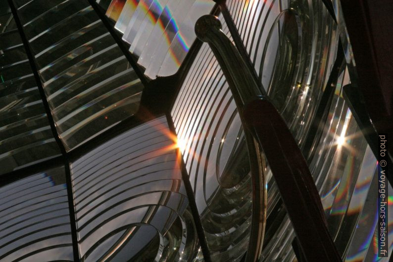 Vue dans la lentille de Fresnel du phare Lodbjerg Fyr. Photo © André M. Winter