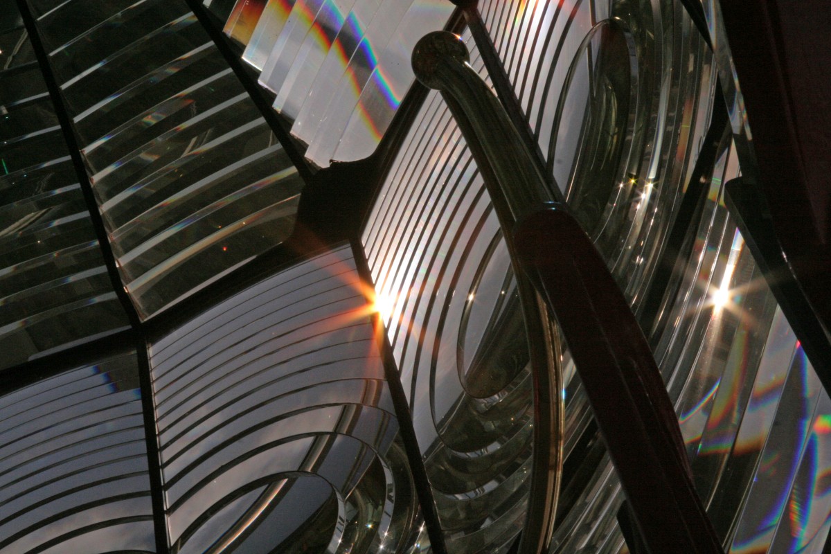 Vue dans la lentille de Fresnel du phare Lodbjerg Fyr. Photo © André M. Winter