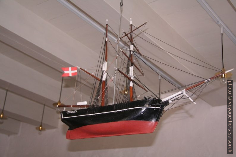 Modèle de bateau comme ex-voto dans l'église de Lodbjerg. Photo © André M. Winter