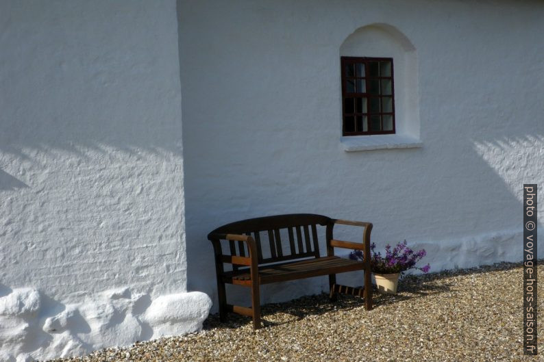 Banc à l'extérieur de Lodbjerg Kirke. Photo © Alex Medwedeff