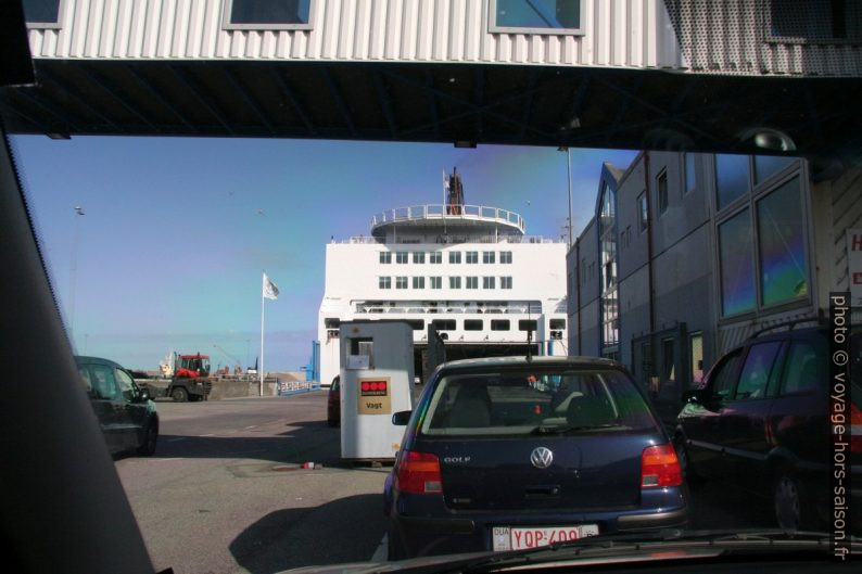 Passage des derniers contrôles avant l'embarquement de la Norröna. Photo © André M. Winter