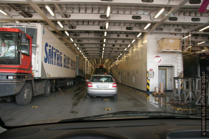 Accès pour voitures dans le ventre du ferry Norröna. Photo © André M. Winter