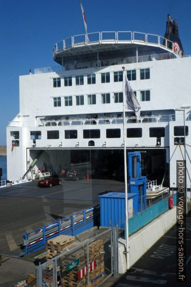 Ouverture pour véhicules de la poupe du ferry Norröna. Photo © Alex Medwedeff