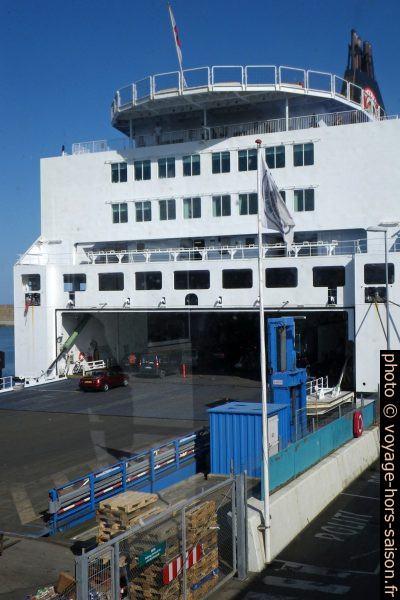 Ouverture pour véhicules de la poupe du ferry Norröna. Photo © Alex Medwedeff
