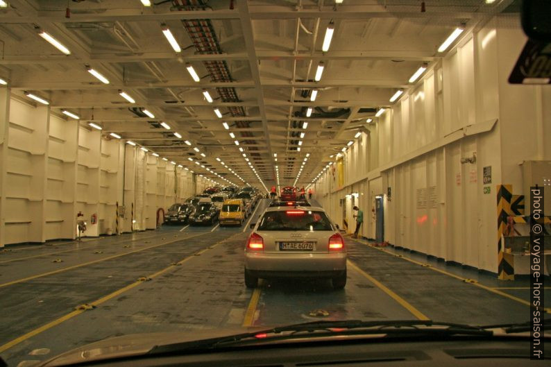 Pont 4 pour véhicules dans le ferry Norröna. Photo © André M. Winter