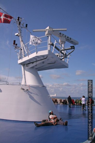 Système radar sur la proue du ferry Norröna. Photo © André M. Winter