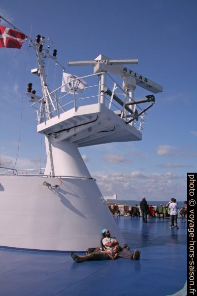Système radar sur la proue du ferry Norröna. Photo © André M. Winter