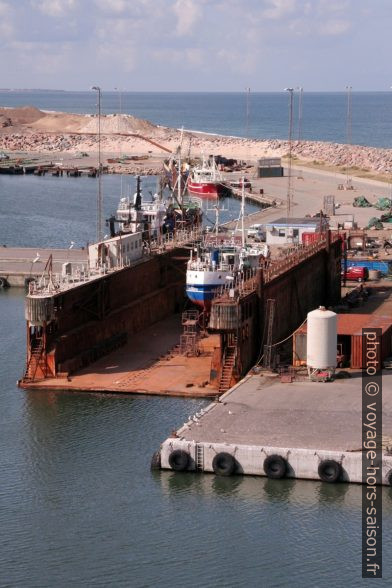 Radoub flottant dans le port de Hanstholm. Photo © André M. Winter