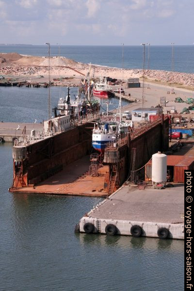 Radoub flottant dans le port de Hanstholm. Photo © André M. Winter