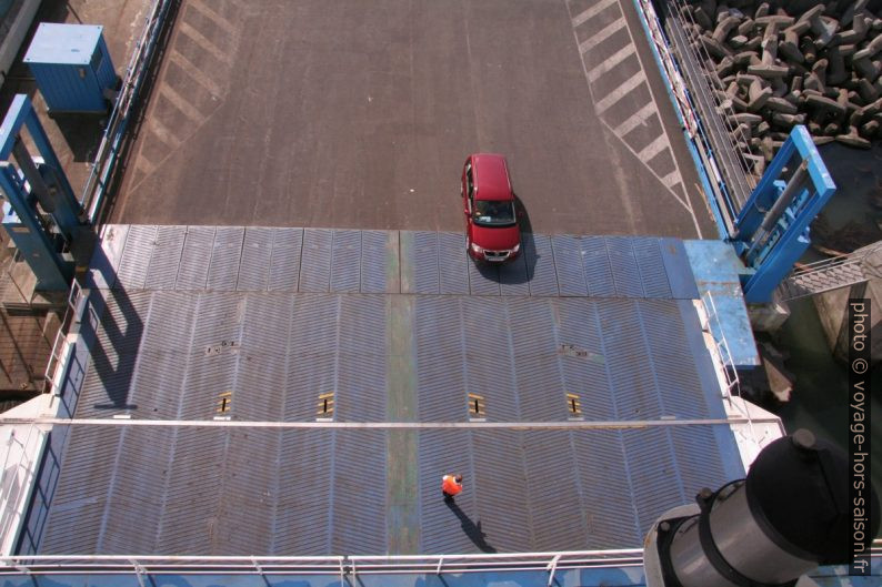 Une voiture sur la large rampe du ferry Norröna. Photo © André M. Winter