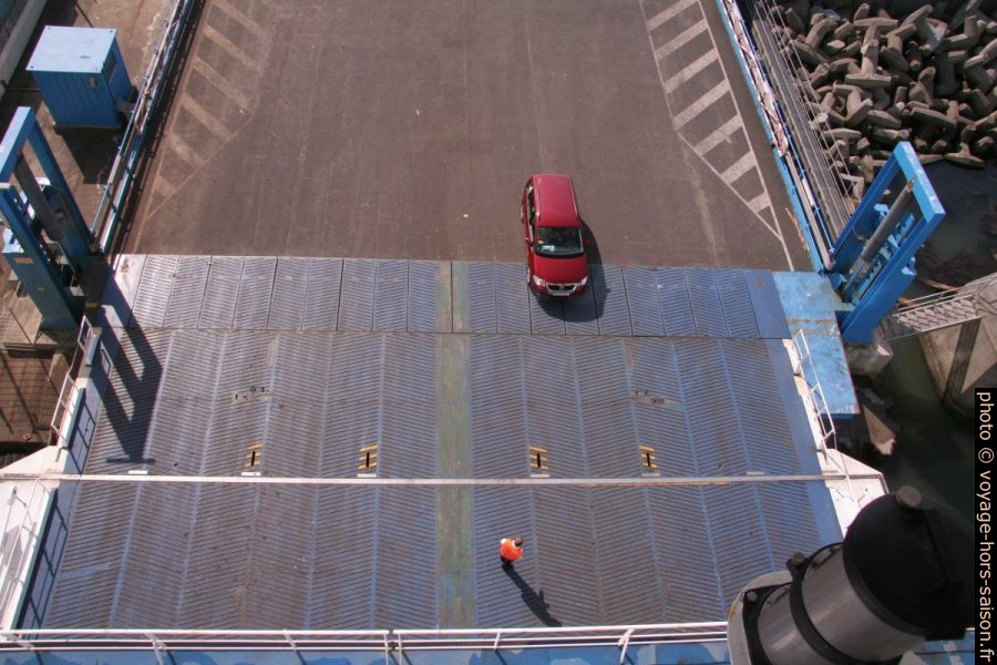 Une voiture sur la large rampe du ferry Norröna. Photo © André M. Winter