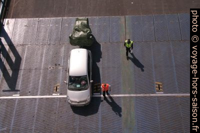 Une voiture monte avec remorque sur la rampe du ferry Norröna. Photo © André M. Winter