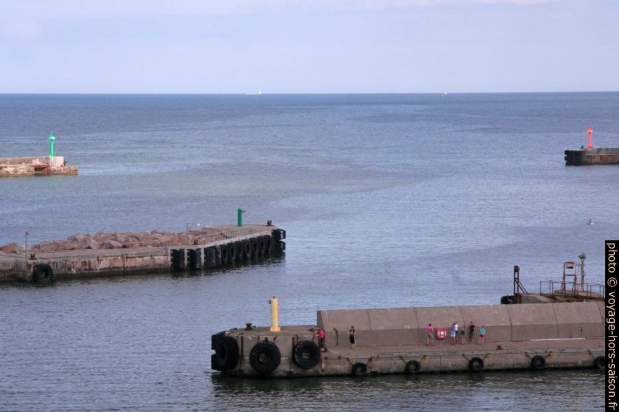 Feux sur les digues à l'entrée du port de Hansthom. Photo © André M. Winter