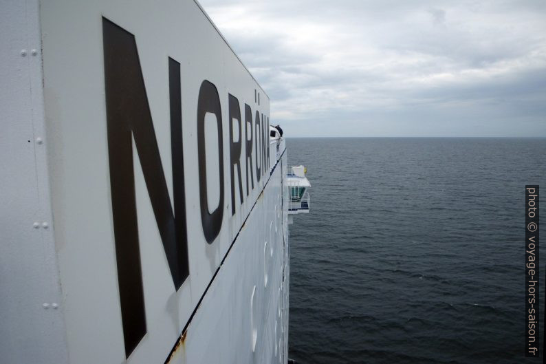 Panneau portant le nom Norröna. Photo © André M. Winter