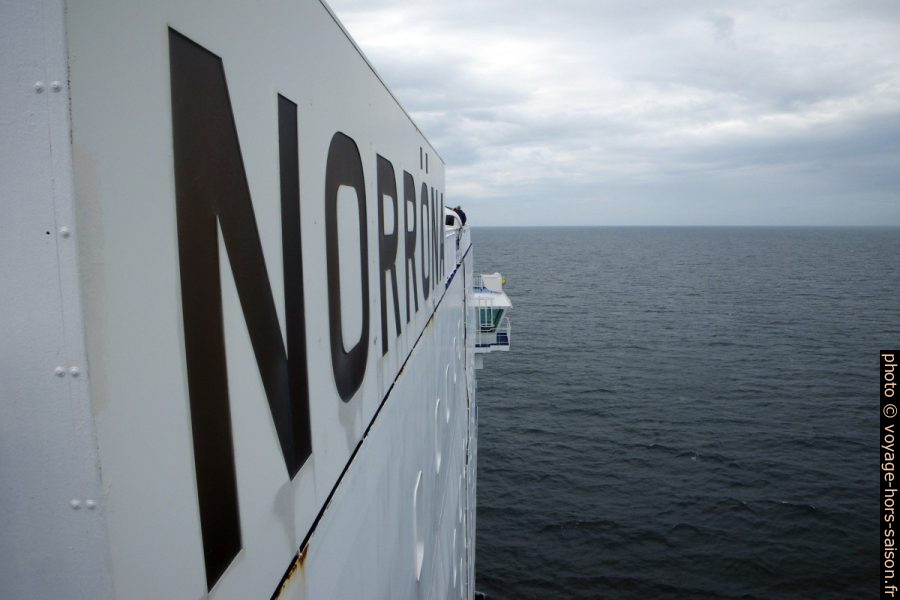 Panneau portant le nom Norröna. Photo © André M. Winter