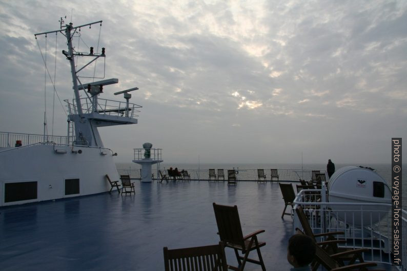 Sur le pont 9 du ferry Norröna et le ciel couvert en Mer du Nord. Photo © André M. Winter