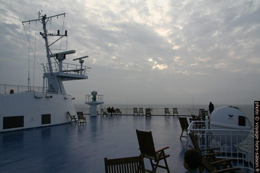 Sur le pont 9 du ferry Norröna et le ciel couvert en Mer du Nord. Photo © André M. Winter