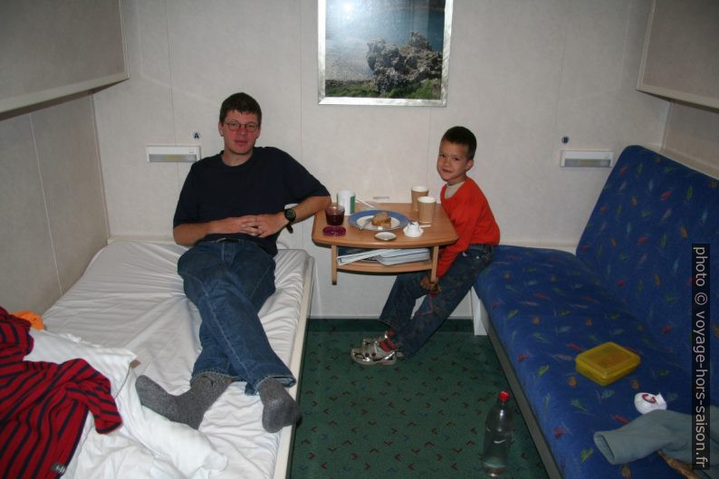 André et Nicolas lors du petit déjeune dans un cabine sans hublot du ferry Norröna. Photo © Alex Medwedeff