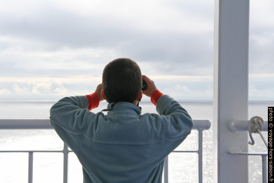 Nicolas scrute l'horizon avec les jumelles. Photo © André M. Winter